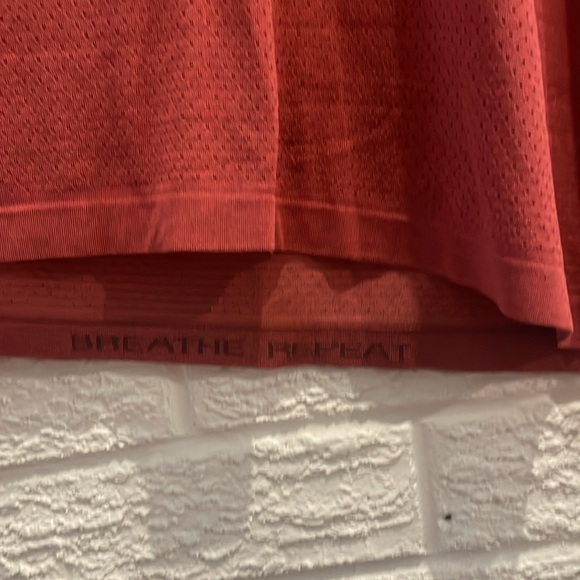 Men’s Lululemon long sleeve - Picture 3 of 6